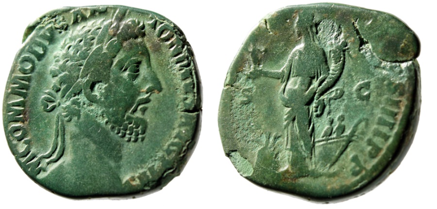 Pátina verde sobre moeda romana