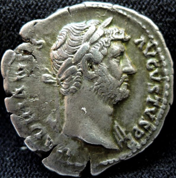 Na Jafet Numismática você encontra diversas moedas antigas romanas como esse denário do imperador Adriano