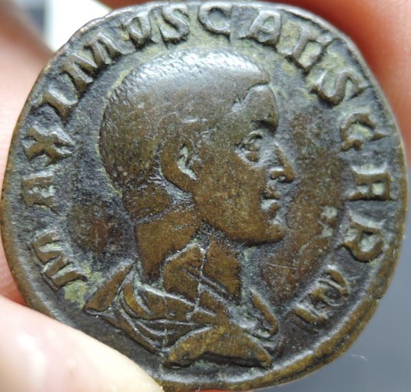 Na Jafet Numismática você adquire moedas do antigo Império Romano como esse sestércio raro de Máximus