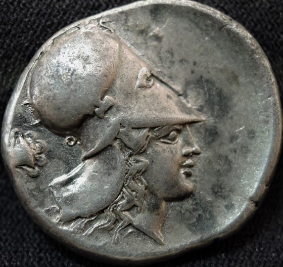Estáter da cidade de Corinto, na Grécia Antiga, que tinha como símbolo monetário a deusa Atena no anverso e o cavalo alado Pégaso no reverso!