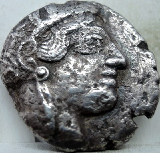 Com o surgimento do estáter, as moedas da cidade de Atenas traziam a deusa Atena e sua coruja