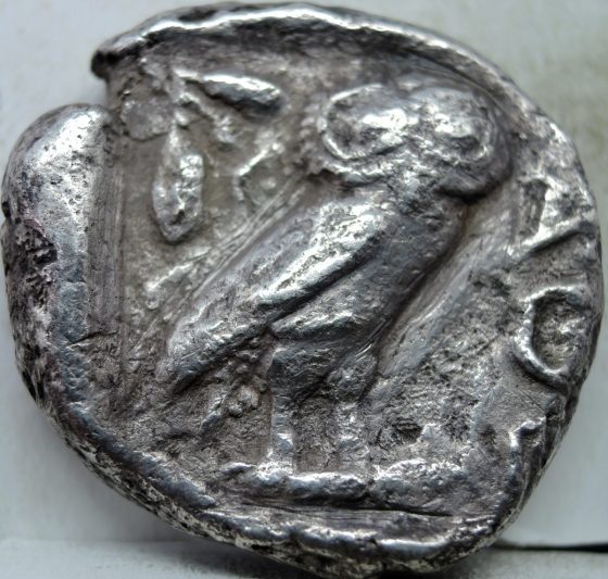 As moedas da cidade de Atenas tinham como símbolo monetário a deusa Atena e sua coruja!