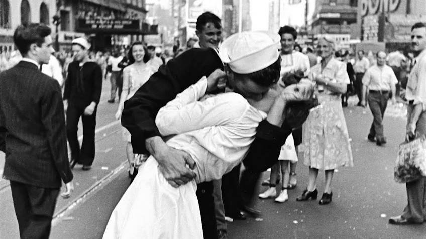 Beijo entre marinheiro e enfermeira em comemoração ao fim da Segunda Guerra Mundial.