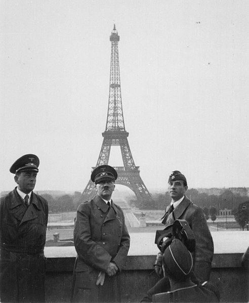 Hitler posando em frente à Torre Eiffel após a ocupação nazista. O dia D buscava libertar a França dos Nazistas.