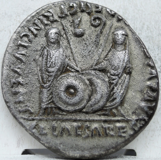 Reverso de denário que representa Augusto, primeiro imperador romano e herdeiro do comandante Júlio César.