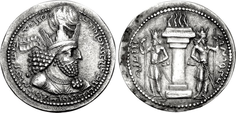 Como o fogo é o símbolo central da fé do zoroastrismo, as moedas sassânidas apresentavam frequentemente um altar de adoração ao fogo, com dois fieis.