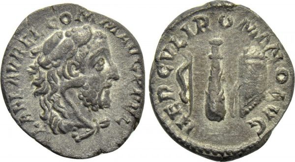 Denário da Roma Antiga que traz o imperado Cômodo como Hércules com o famoso chapéu com a pele do leão de Nemeia.