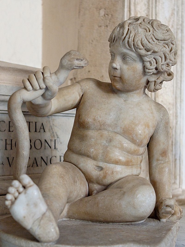 Estátua romana que retrata a primeira batalha do herói Hércules contra serpente enviada por sua madrasta, a deusa Juno.