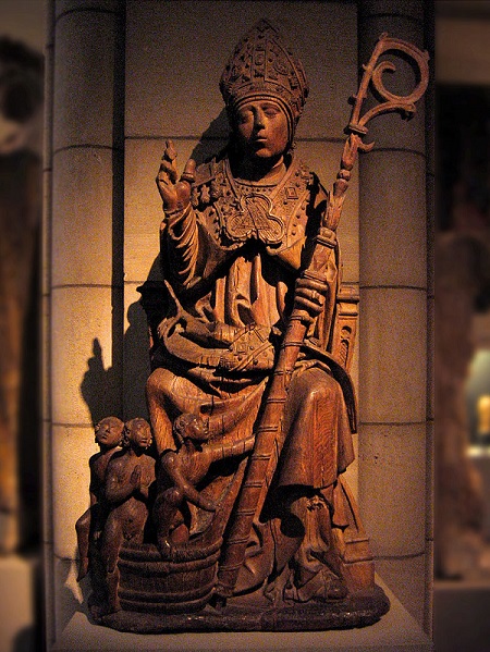 Escultura que representa São Nicolau de Mira, figura que deu origem ao papai Noel.