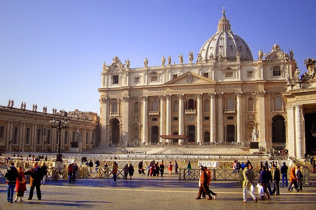 Basílica de São Pedro, que foi construída com peças valiosas do Coliseu de Roma.
