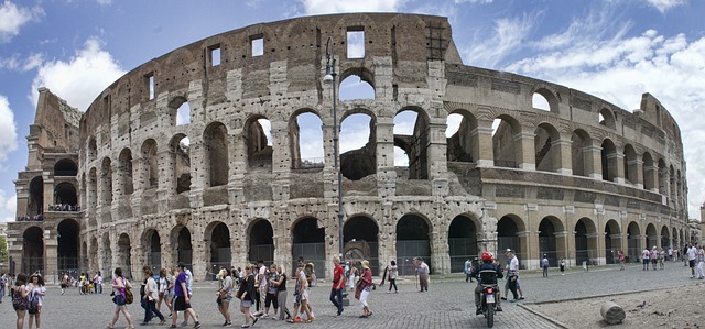 O Coliseu de Roma é um anfiteatro oval localizado na capital italiana. Na antiguidade era famoso pelos combates entre os gladiadores.