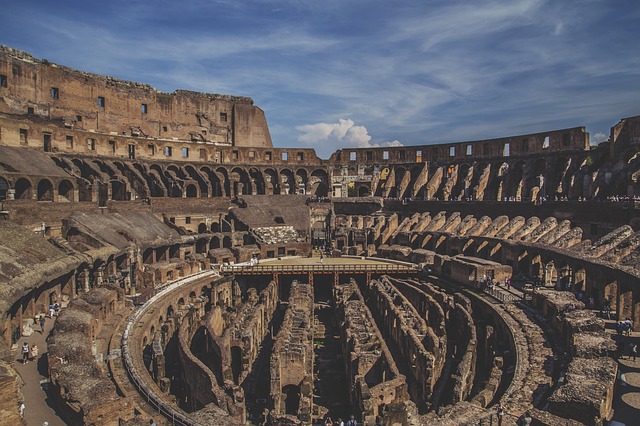 O Coliseu de Roma tem 48 metros de altura.