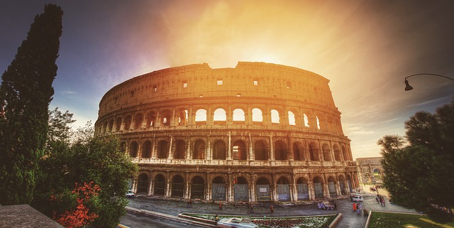 Coliseu de Roma ao pôr do sol.