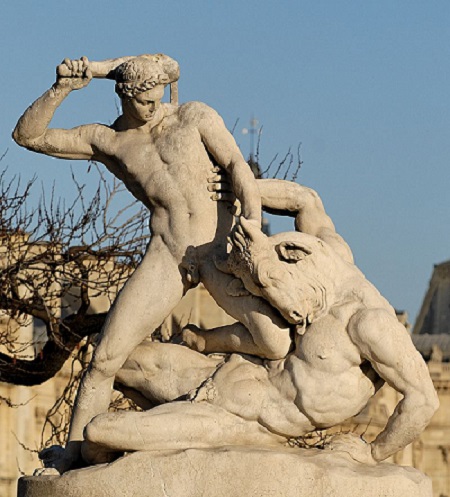 Estátua de mármore de Teseu golpeando o Minotauro.