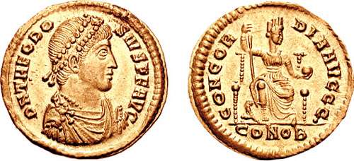 Moeda antiga romana do imperador Teodósio I, qe declarou o Cristianismo como religião oficial de Roma.