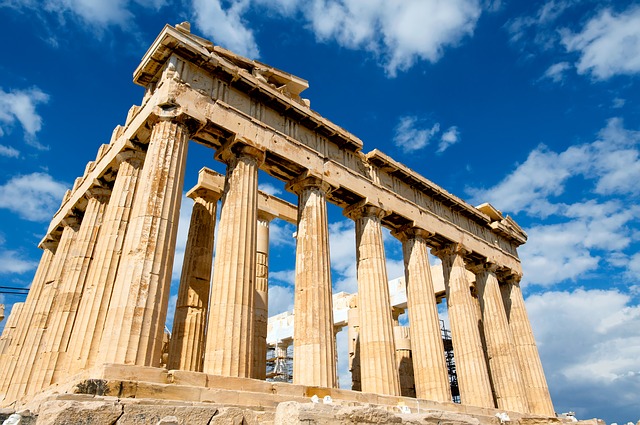 O famoso templo Partenon, construído no período clássico grego.