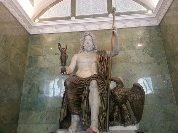 Reconstrução russa da famosa estátua de Zeus construída no período clássico grego pelo escultor Fídias.