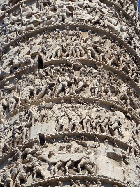 Detalhe das esculturas em torno da coluna de Trajano.