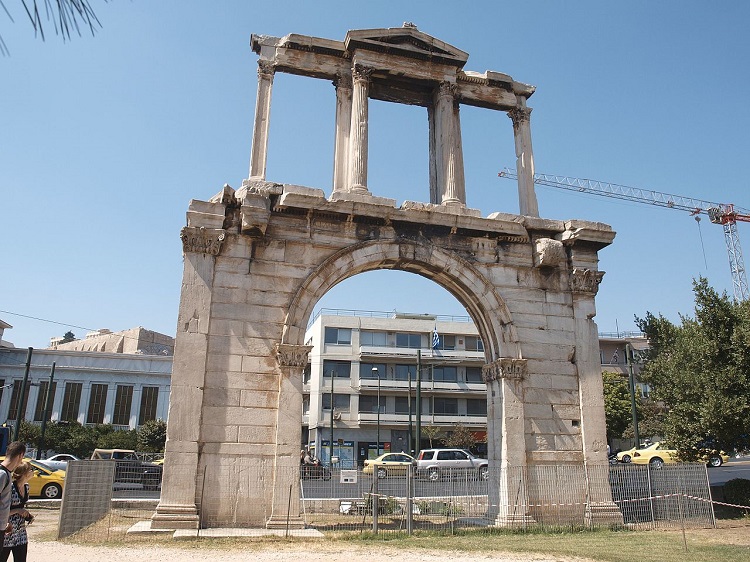Arco de Adriano localizado em Atenas, construído pelos gregos para homenagear o imperador romano Adriano.