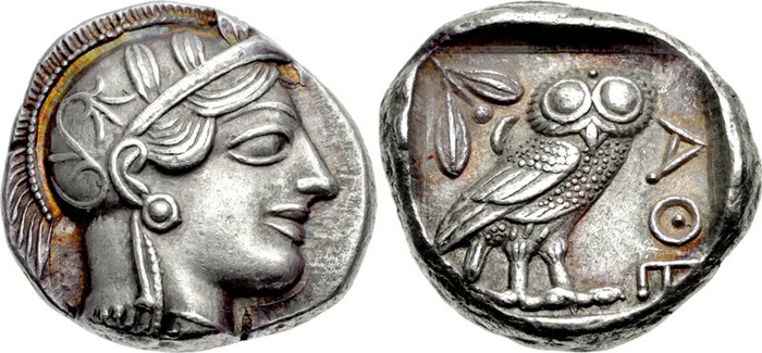 Moeda antiga de Atenas com a coruja de Atena no reverso.