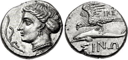 Dracma da Grécia Antiga com o desenho de um golfinho e uma águia.
