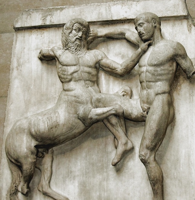 Detalhe do Partenon, que traz um centauro brigando com um lápita.