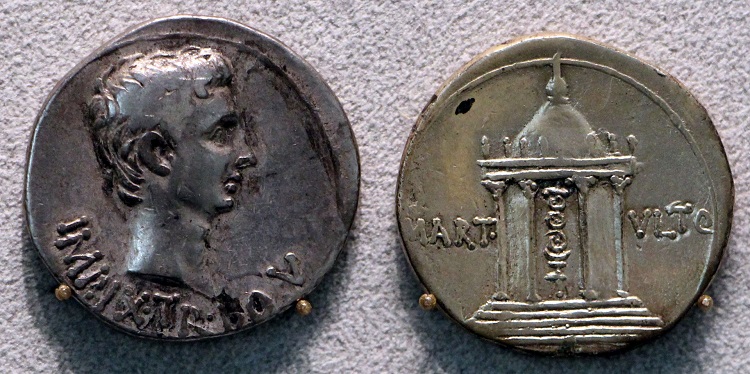Denário de prata do imperador Augusto em homenagem ao Templo de Mate Vingador.