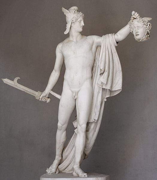 Estátua do herói grego Perseu, segurando espada com a mão direita e cabeça da Medusa com a mão esquerda.