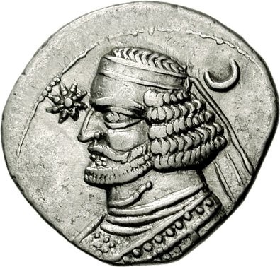 Anverso de moeda parta que traz o rei Orodes II, amigo dos grgeos.