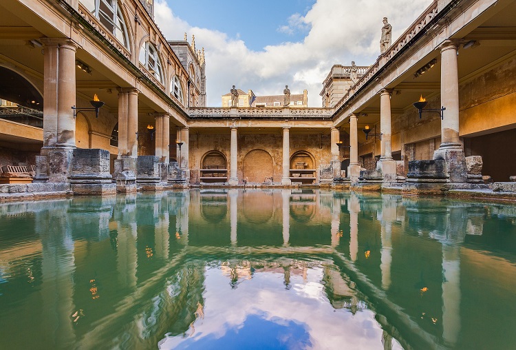 As termas de Bath, na Inglaterra, são banhos romanos com partes reconstruídas.