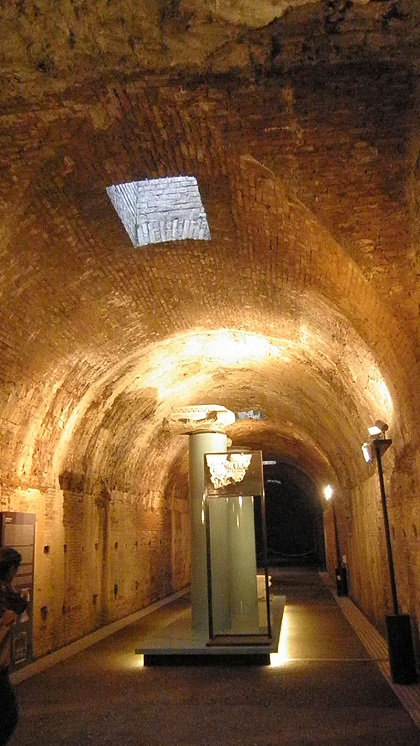 Um dos túneis das termas de Caracala.
