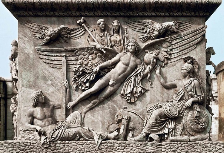Cena da coluna de Antonino Pio, que mostra o imperador e sua imperatriz sendo levados por um gênio alado para o céu.