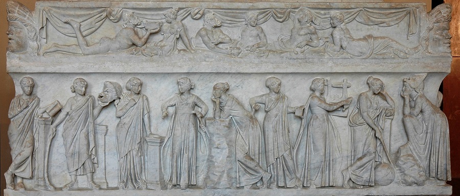 Sarcófago romano com as imagens das 9 musas da mitologia grega.