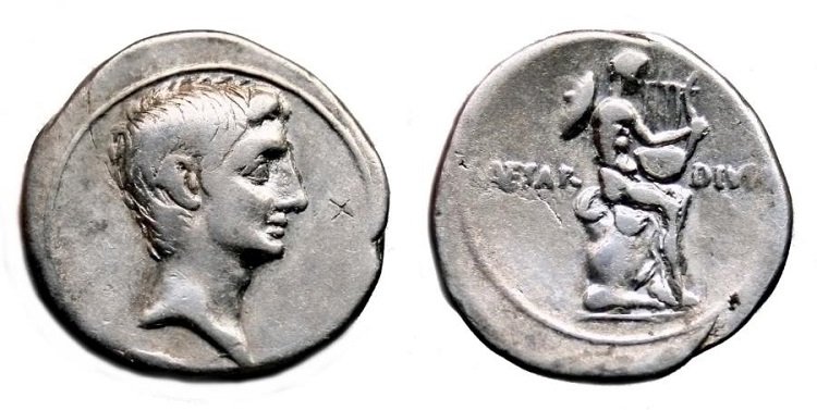Moeda romana antiga do imperador Augusto que traz o deus Apolo no reverso.