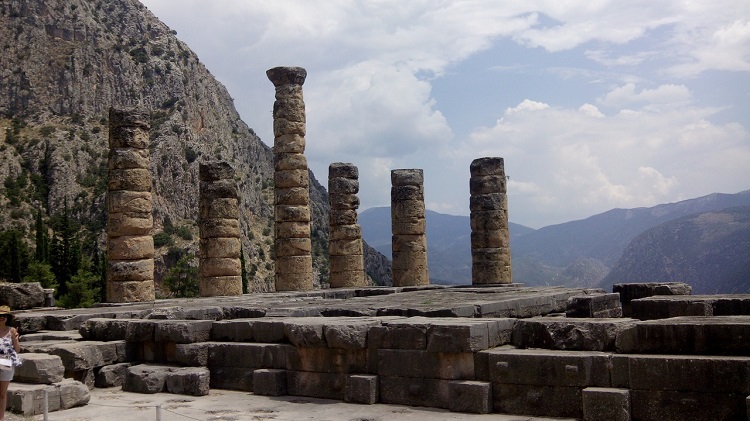 Ruínas de Delfos e do templo de Apolo na Grécia.