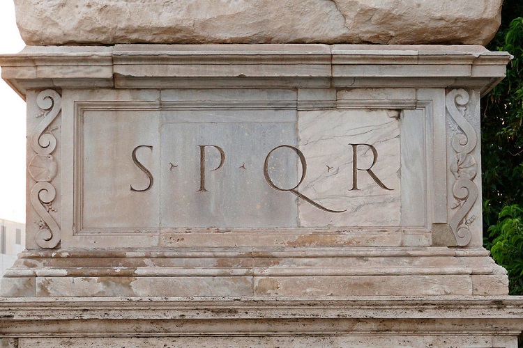 SPQR, que significa "o senado e o povo".