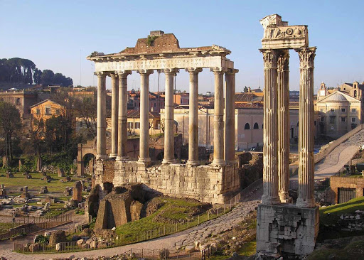 O que sobrou do Templo de Saturno em Roma, perto do Fórum Romano.