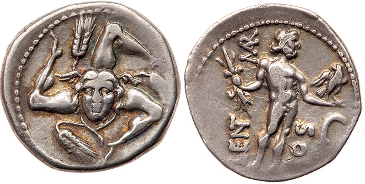 Denário romano que traz Medusa no centro de um padrão geométrica de pernas.