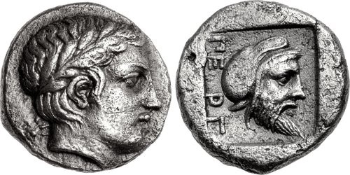 Diobol de prata antigo que retrata o deus Apolo e um governante persa.