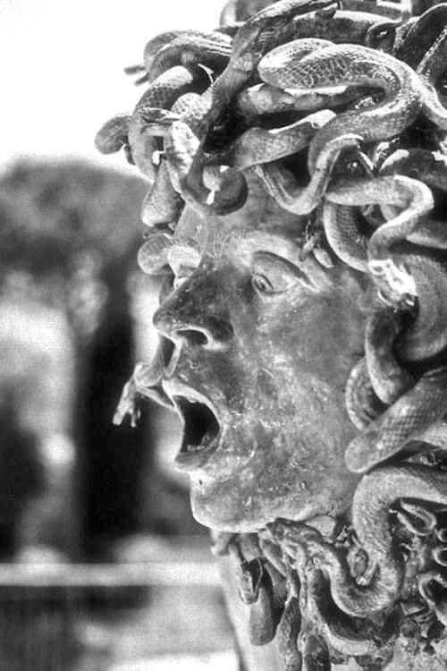 Estátua que mostra Górgona mitológica gritando, com face aterrorizadora.