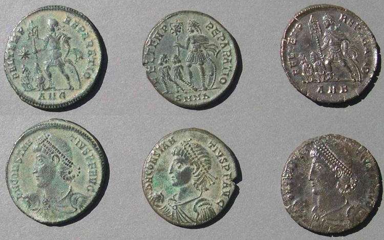 Moedas romanas de Constâncio II com símbolos cristãos antigos.