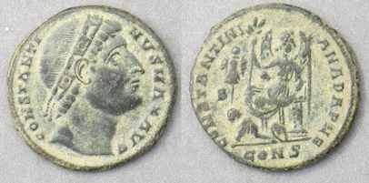 Moeda romano de Constantino, que o mostra com os olhos voltado para o céu.