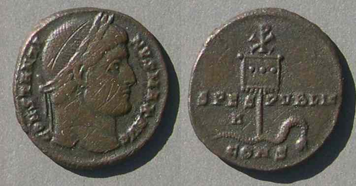 O chi-rho, um dos símbolos cristãos antigos, em moeda do imperador Constantino.