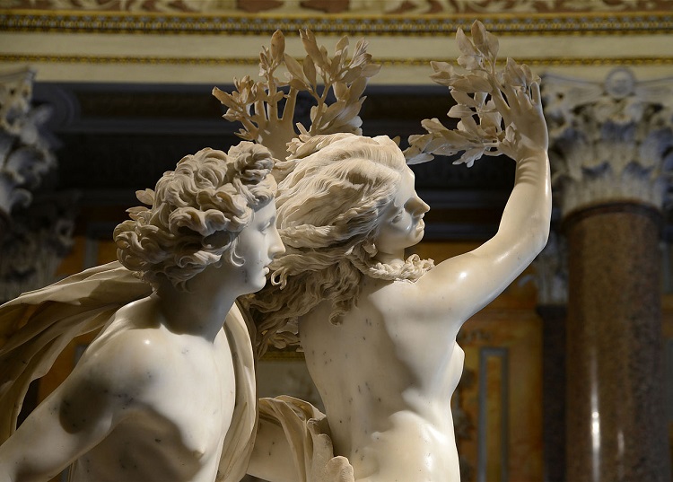 Detalhes da escultura de Bernini retratando o final do mito de Apolo e Dafne.