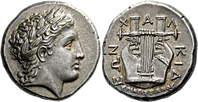 Tetradracma grego que retrata o deus Apolo usando uma coroa de louros.