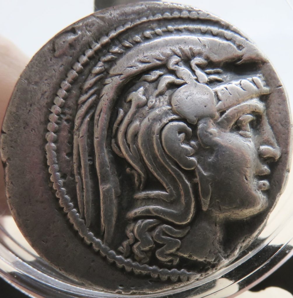 Anverso do tetradracma da Coruja, traz a deusa Aena, filha de Zeus, com seu capacete de guerra.