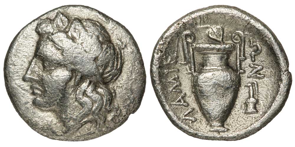 Obol de prata que homenageia o deus Dioniso, um dos filhos de Zeus.