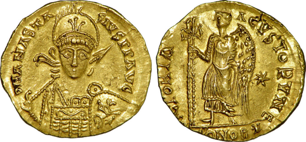 Solidus de ouro que traz a deusa Vitória segurando cruz no reverso.
