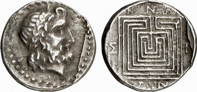 Moeda grega antiga que traz o rei Minos e o labirinto.