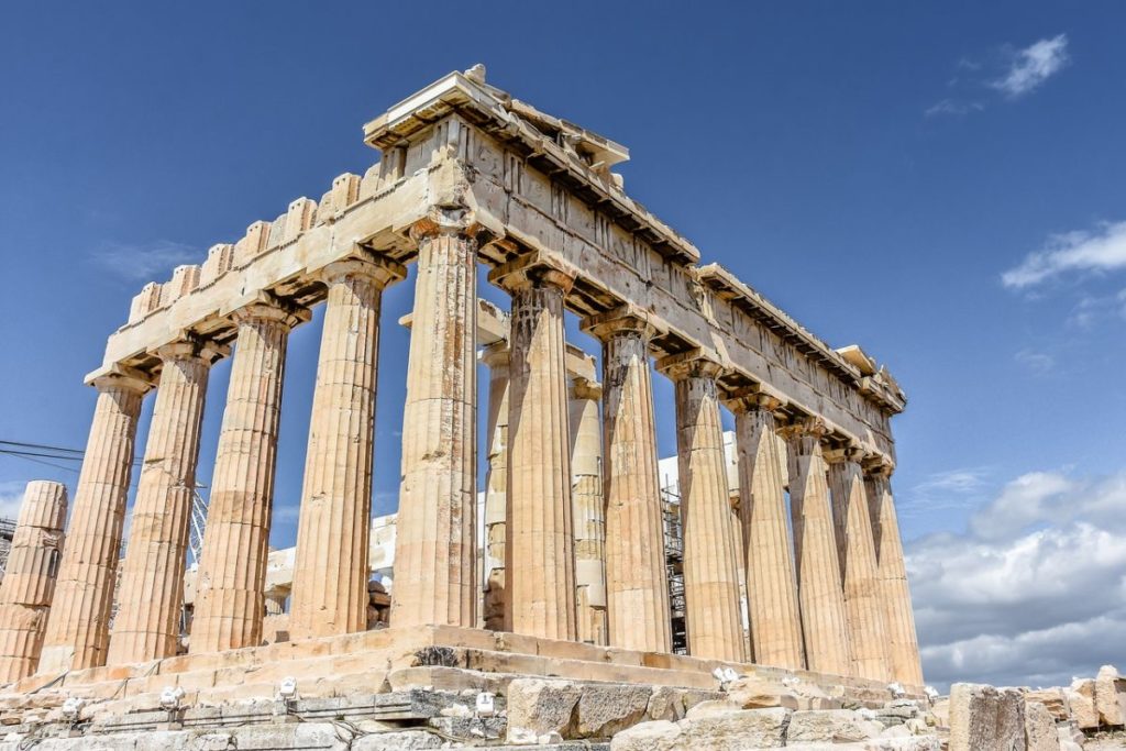 O partenon é um templo famoso, da mesma época da democracia ateniense.